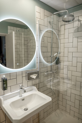 Bathroom 5, Bristol Hotel, Vaucluse