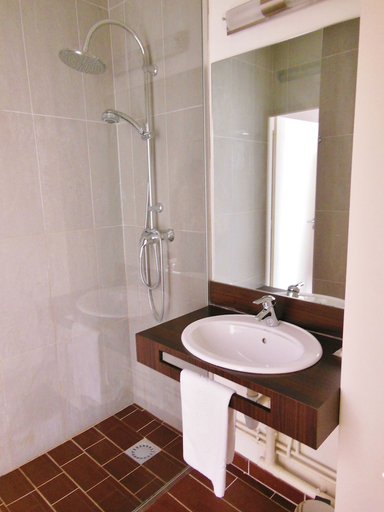 Bathroom 4, Sure Hotel by Best Western Caen Mémorial, Calvados