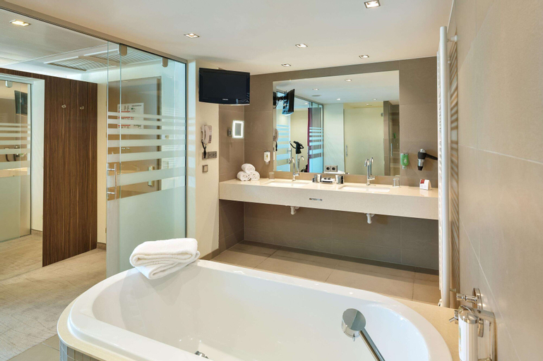 Bathroom 16