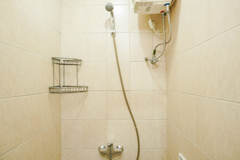 Bathroom 5, Homey and Compact 2BR Marina Ancol Apartment By Travelio, North Jakarta