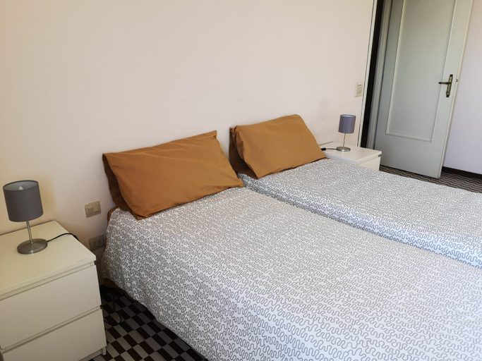 Others 4, B&B DE CAROL, Parma