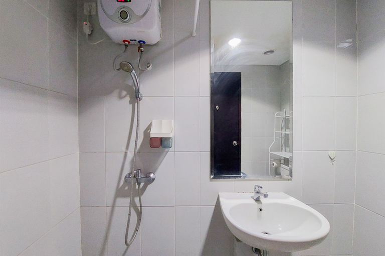 Bathroom 5, Tranquil and Homey Studio at Casa De Parco Apartment By Travelio, Tangerang