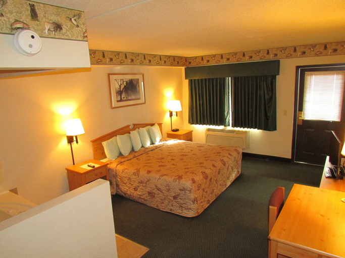 Bedroom 4, Shell Lake Lodge, a Travelodge by Wyndham, Washburn