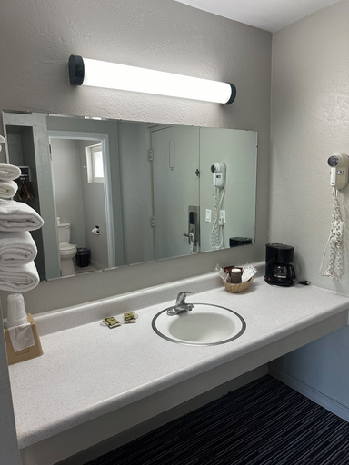 Bathroom 4, Relax Inn of Yreka, Siskiyou
