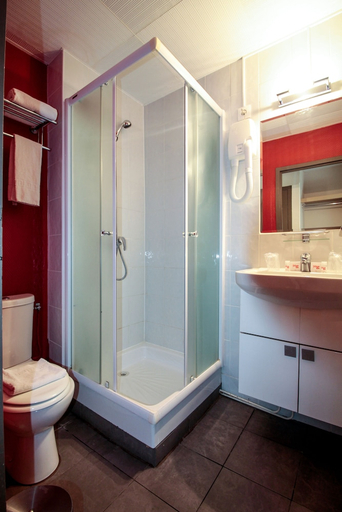Bathroom 4, Hotel Gambetta, Gironde
