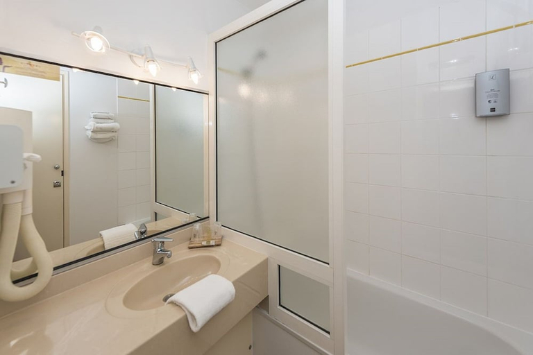 Bathroom 4, Hostellerie Saint-Vincent, Oise