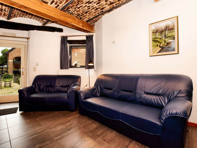 Others 2, Nice Apartments in a Monumental Square Farm, Liège