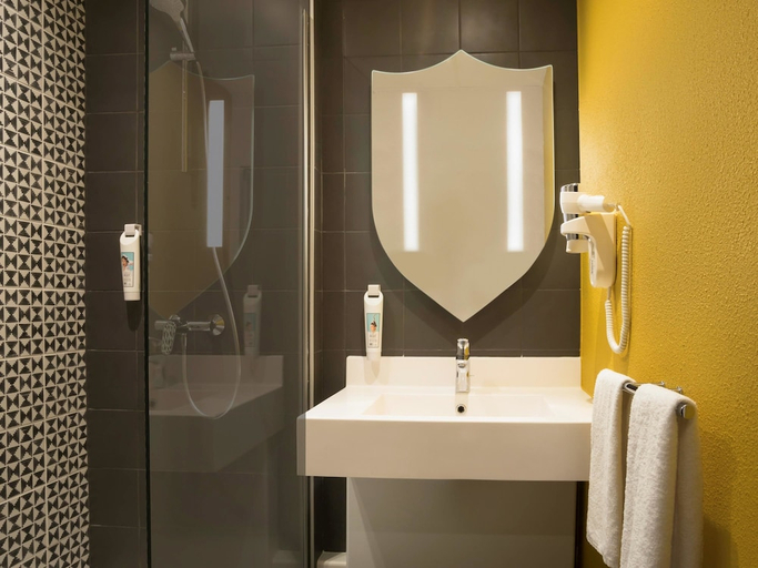 Bathroom 2, Ibis Styles Carcassonne La Cite, Aude