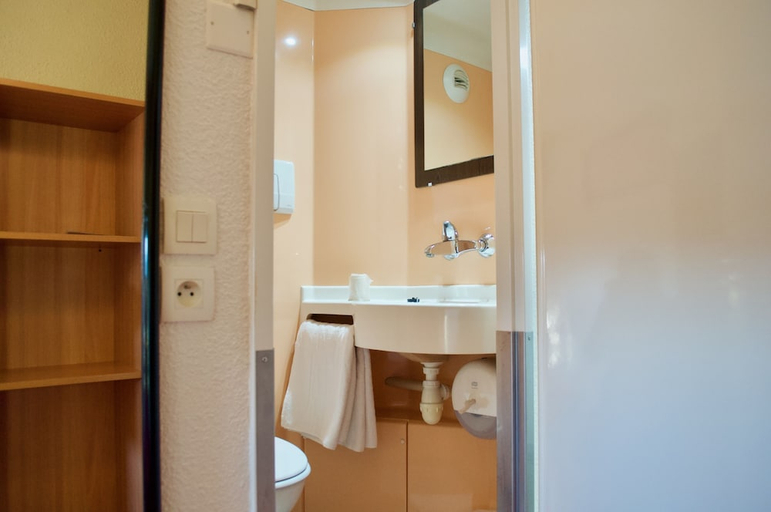 Bathroom 5, Hotel Premiere Classe Bordeaux Sud - Pessac Bersol, Gironde