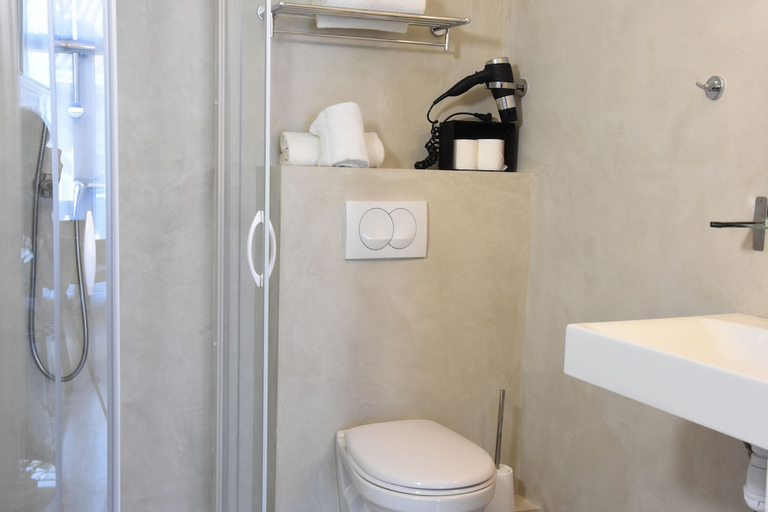 Bathroom 4, Regina Hotel, Vaucluse