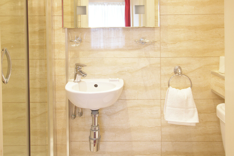 Bathroom 4, Balmoral House Hotel, London