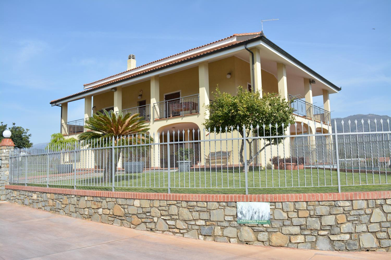 Exterior 4