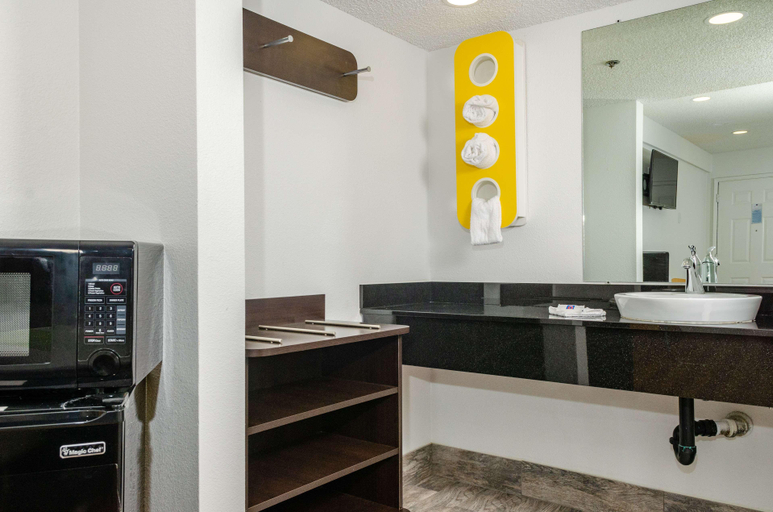 Bathroom, Motel 6 Fresno, Fresno