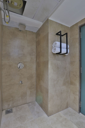 Bathroom 4, Hotel Serenity, Ahmadabad