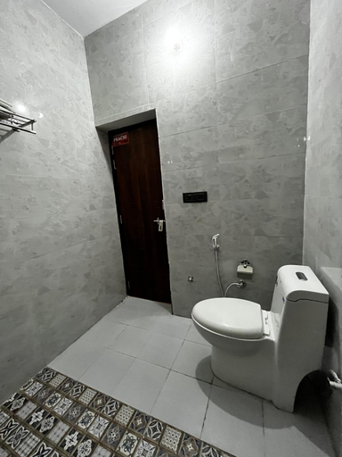 Shower 5, The White House, Garhwal