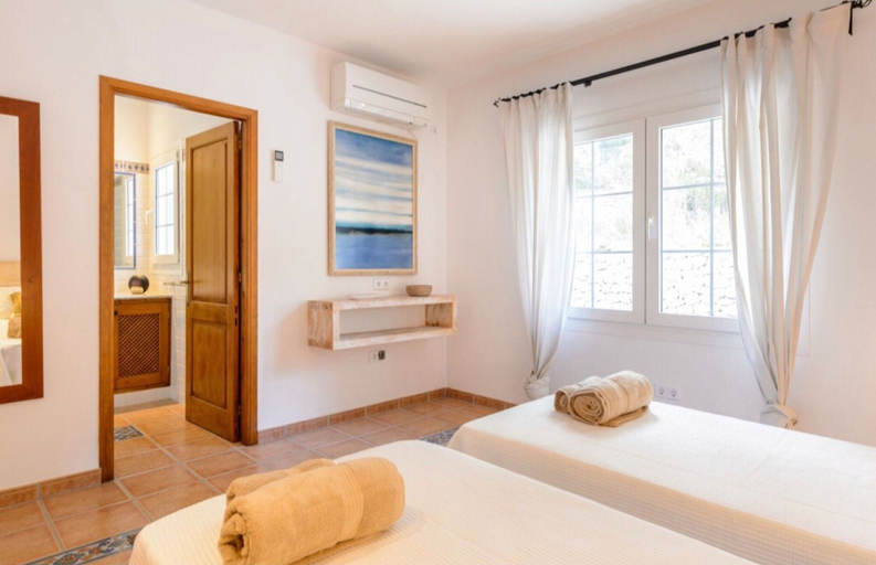 Room 3, Detached Villa in Ibiza with Great Views of Hills & Hot Tub, Baleares