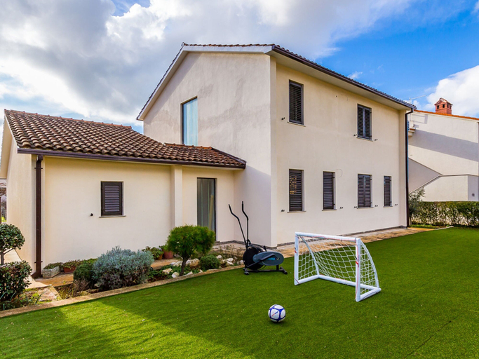 Exterior & Views 2, Holiday Home in Pula With Pool, Pula