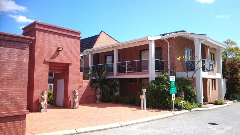 Exterior & Views 30