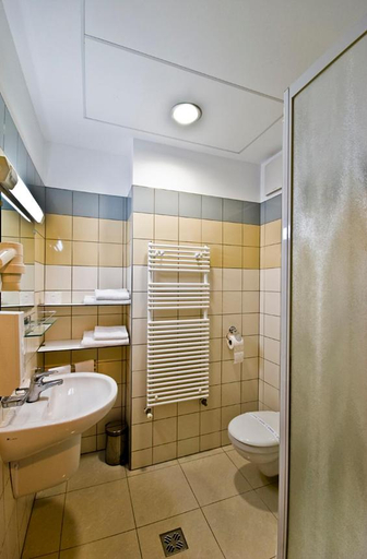 Bathroom 5, Hotel Kerpely, Dunaújváros