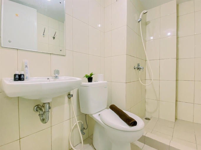 Bathroom 5, Comfort Stay 2BR Apartment at Springlake Summarecon Bekasi By Travelio, Bekasi