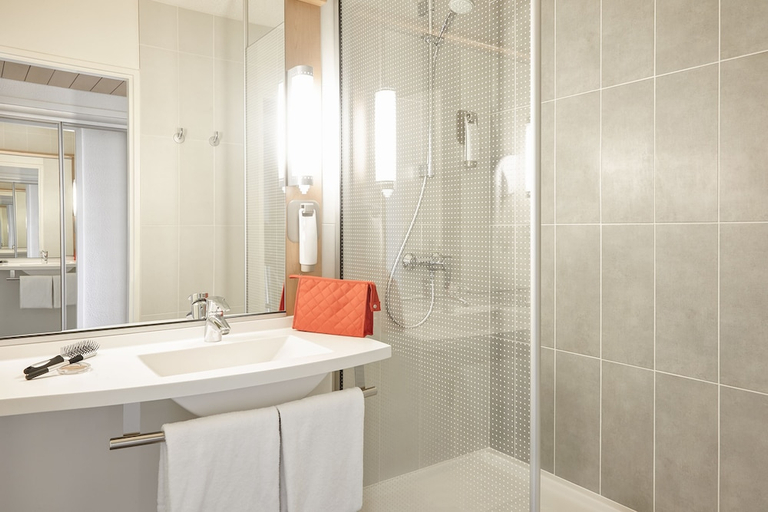 Bathroom 4, Ibis Cavaillon Portes du Luberon, Vaucluse