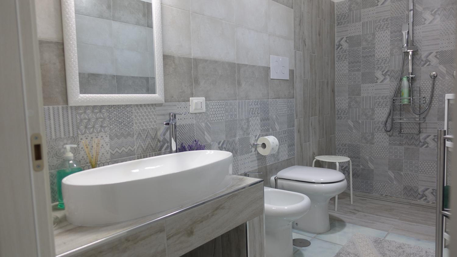 Bathroom 2, Corte Risco, Salerno