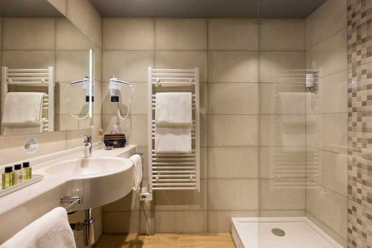 Bathroom 4, Hôtel Roi Soleil Prestige Plaisir - St Quentin, Yvelines
