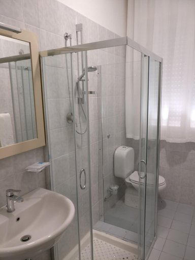 Bathroom 2, Hotel I Pini, Ferrara