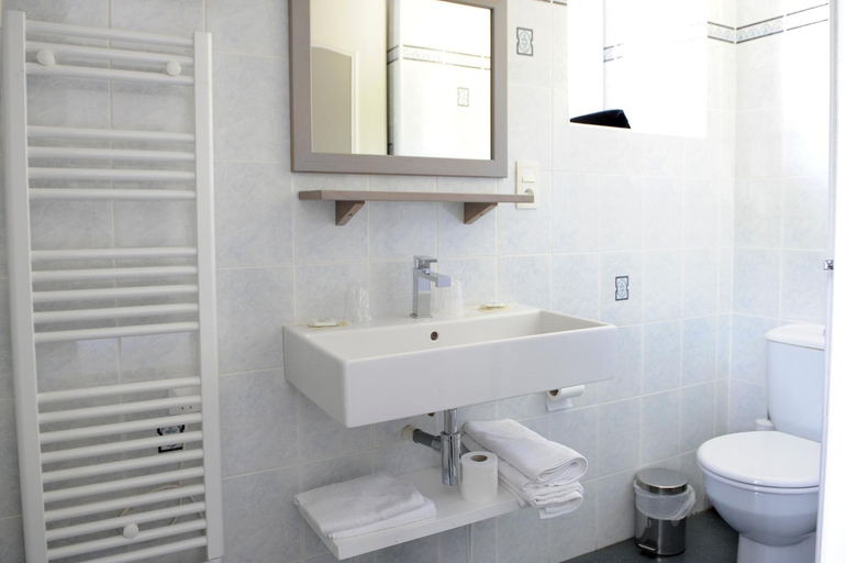Bathroom 4, Manexenea, Pyrénées-Atlantiques