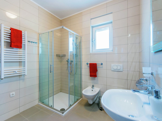 Bathroom 4, Comfortable Villa in Pula With Private Swimming Pool, Near the Beach, Pula