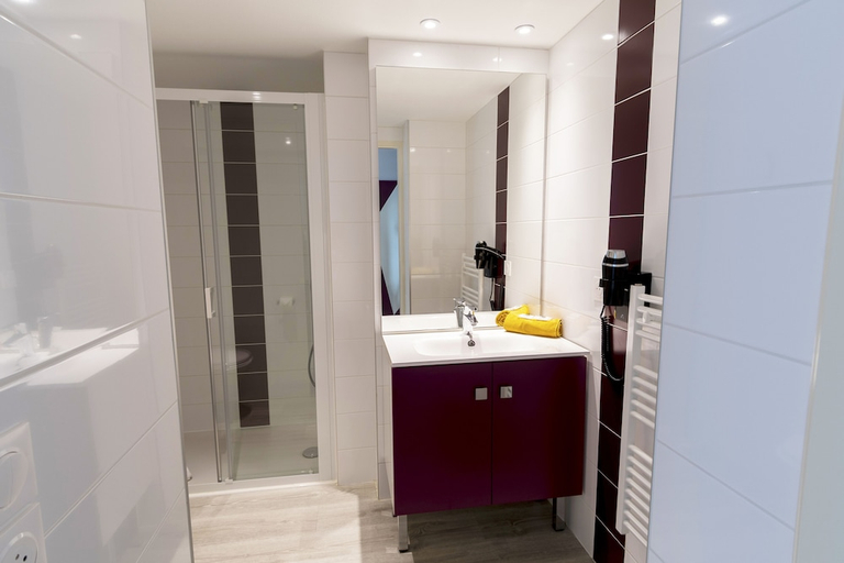 Bathroom 4, Appart-Hotel Mer & Golf City Bordeaux Lac, Gironde