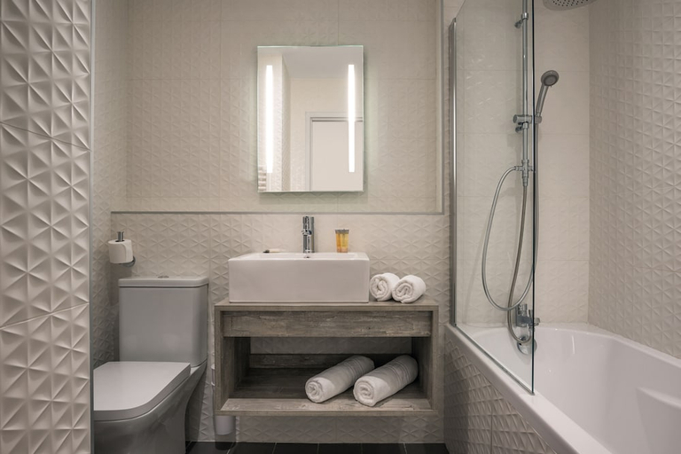 Bathroom 3, SOLEIL VACANCES HOTEL LES CHEVALIERS, Aude