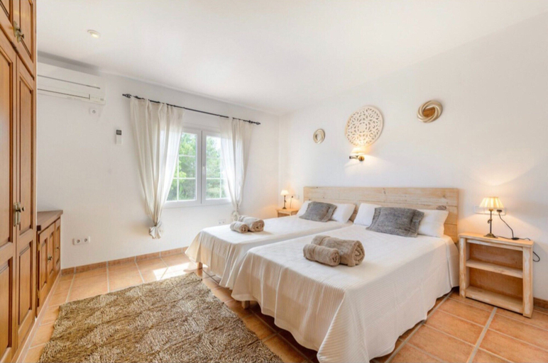 Room 2, Detached Villa in Ibiza with Great Views of Hills & Hot Tub, Baleares