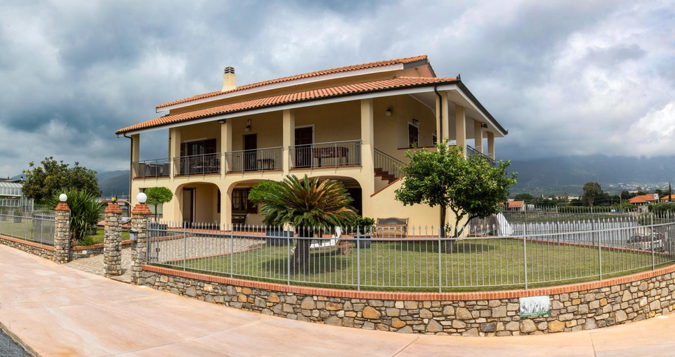 Exterior 9