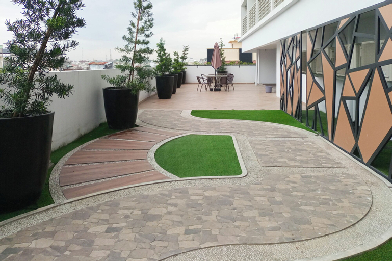 Exterior & Views 2, Homey Designed Studio At De Prima Apartment, Medan