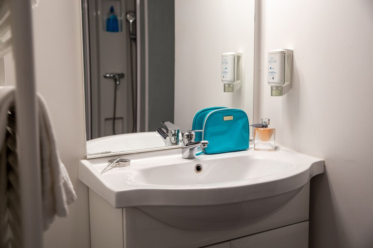 Bathroom 3, Comfort Aparthotel Besancon Hauts du Chazal, Doubs