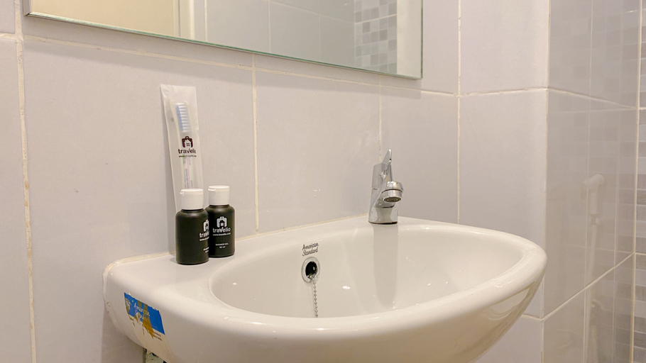 Bathroom 3, Warm and Simply Look Studio Apartment Tokyo Riverside PIK 2 By Travelio, Tangerang