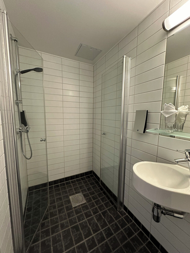 Bathroom 3, MediInn Hotel Oslo, Oslo