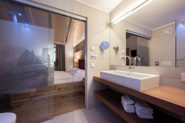 Bathroom 4, Dolomites Nature Hotel Vigilerhof, Bolzano