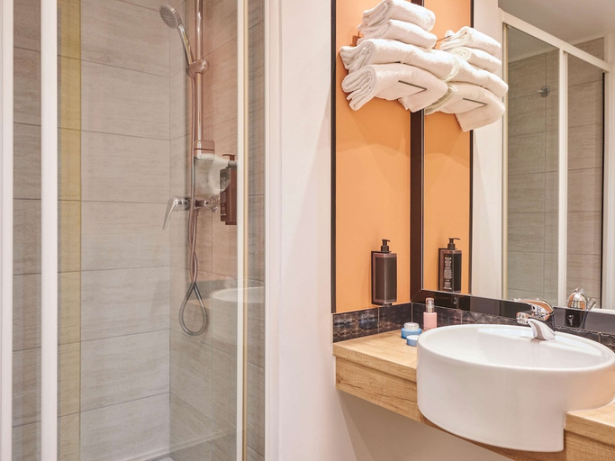Bathroom 2, Paris Gennevilliers, Hauts-de-Seine