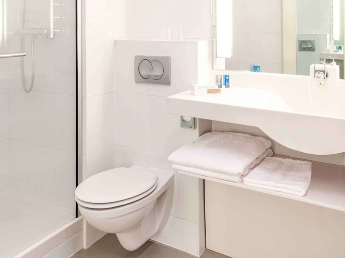 Bathroom 4, Novotel Nantes Centre Bord de Loire, Loire-Atlantique