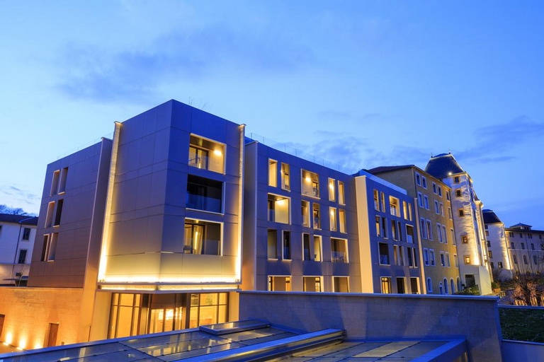 Exterior & Views 20
