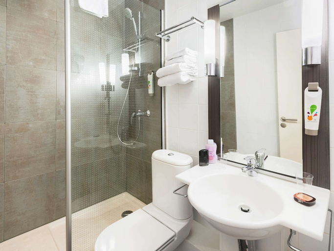 Bathroom 4, ibis Styles Nantes Centre Place Graslin, Loire-Atlantique