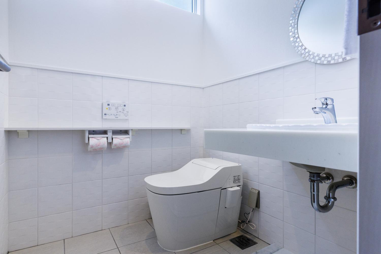 Bathroom 4, Coldio Marina Kin B32-32, Kin