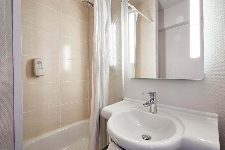 Bathroom 3, B&B HOTEL Le Havre (1), Seine-Maritime