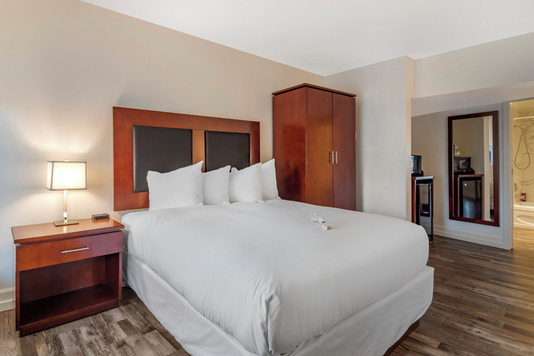 Bedroom 3, Hotel Penticton, Okanagan-Similkameen