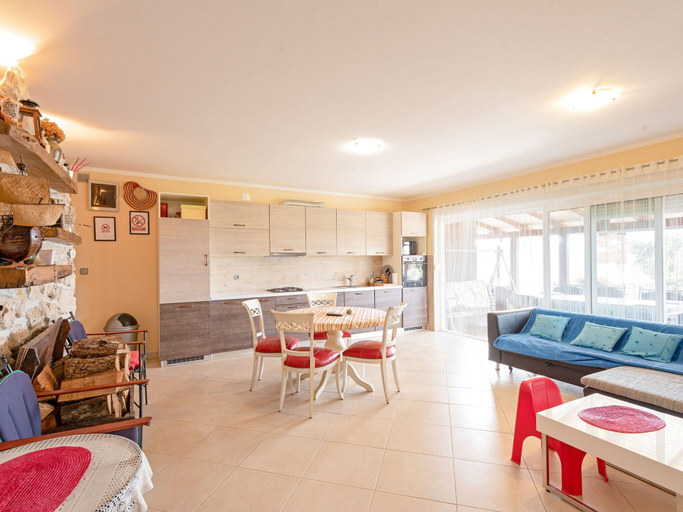 Others 4, Modern Holiday Home in Mandre With Barbeque, Zmijavci