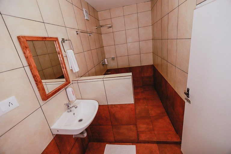 Bathroom 3, Hilltop Munnar by Fracspace, Idukki