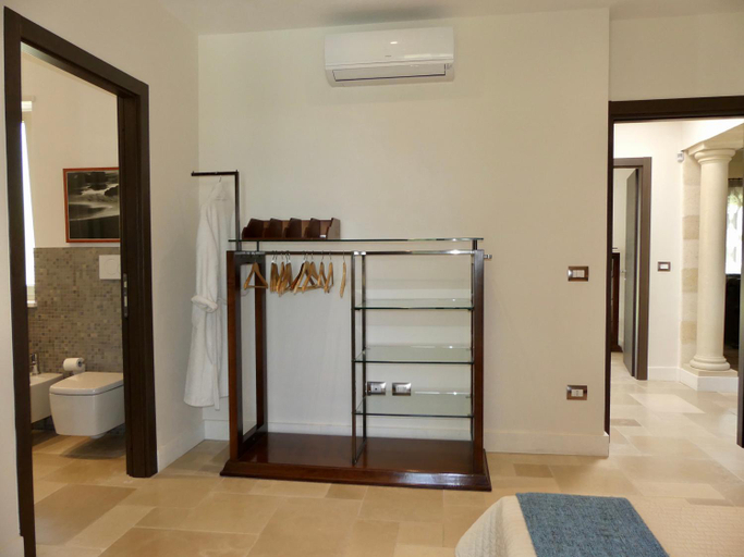 Bathroom 2, Villa M, Brindisi