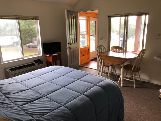 Bedroom 2, West Winds Motel & Cottages, Jefferson